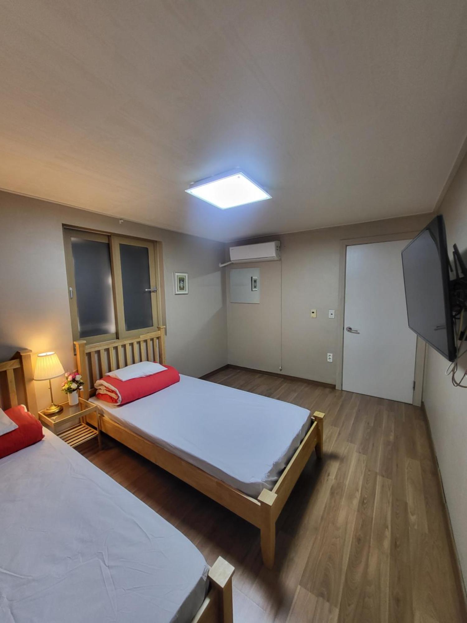Red Guesthouse Seoul Bagian luar foto