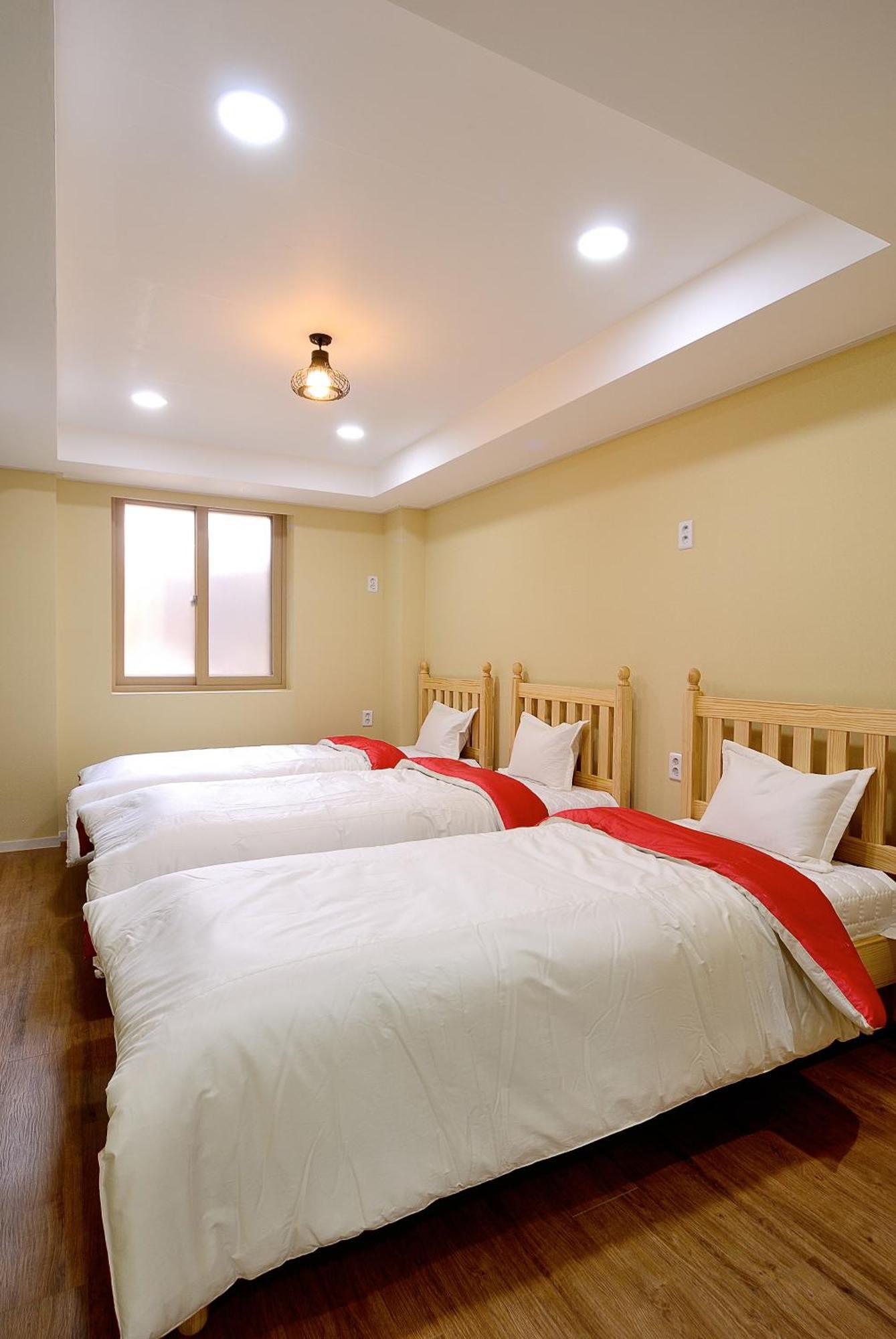 Red Guesthouse Seoul Bagian luar foto