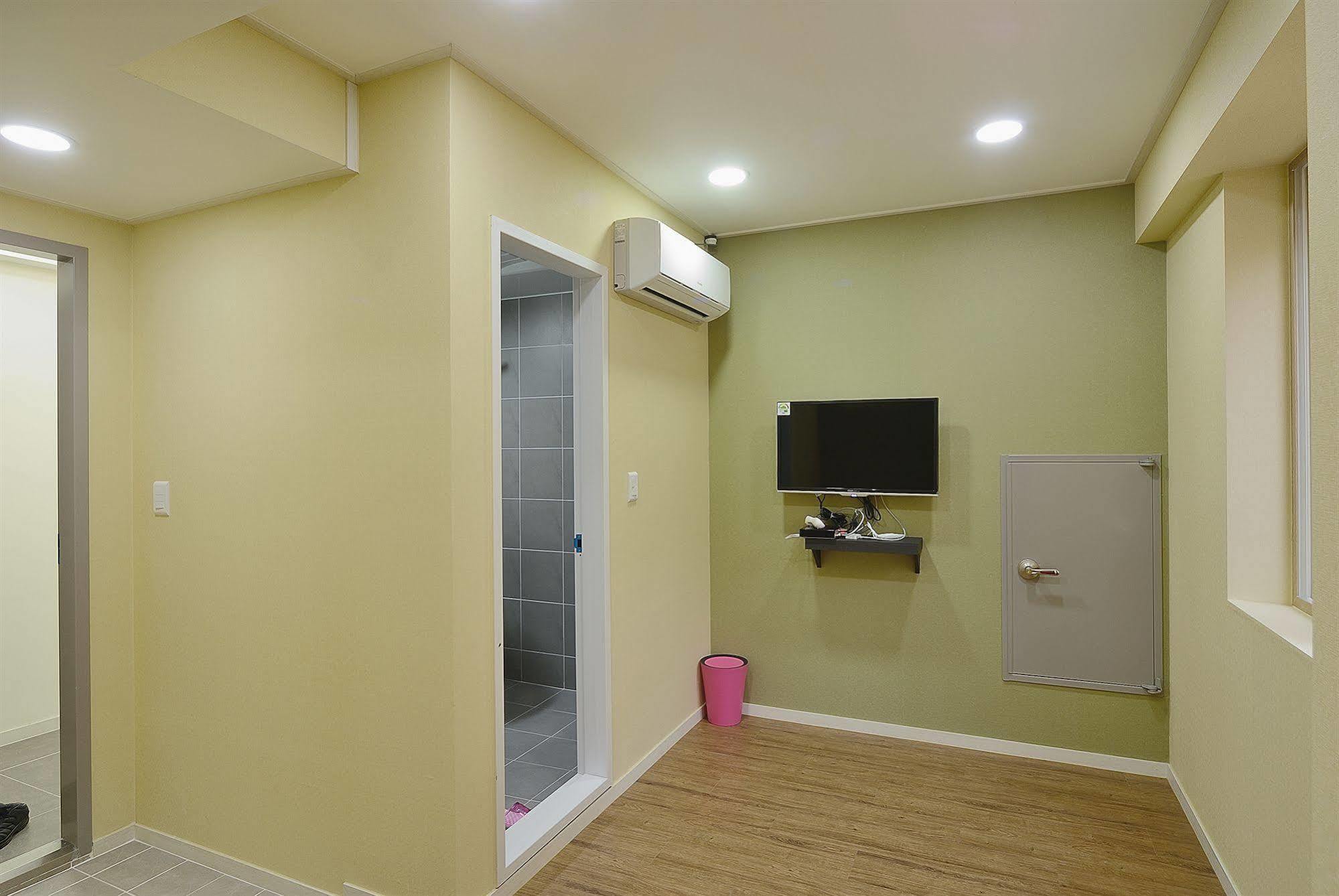 Red Guesthouse Seoul Bagian luar foto
