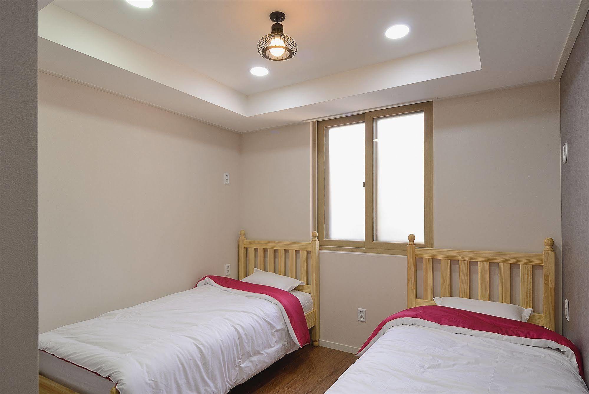 Red Guesthouse Seoul Bagian luar foto