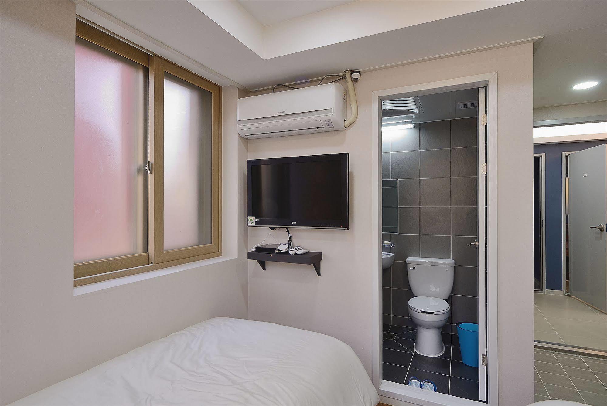 Red Guesthouse Seoul Bagian luar foto