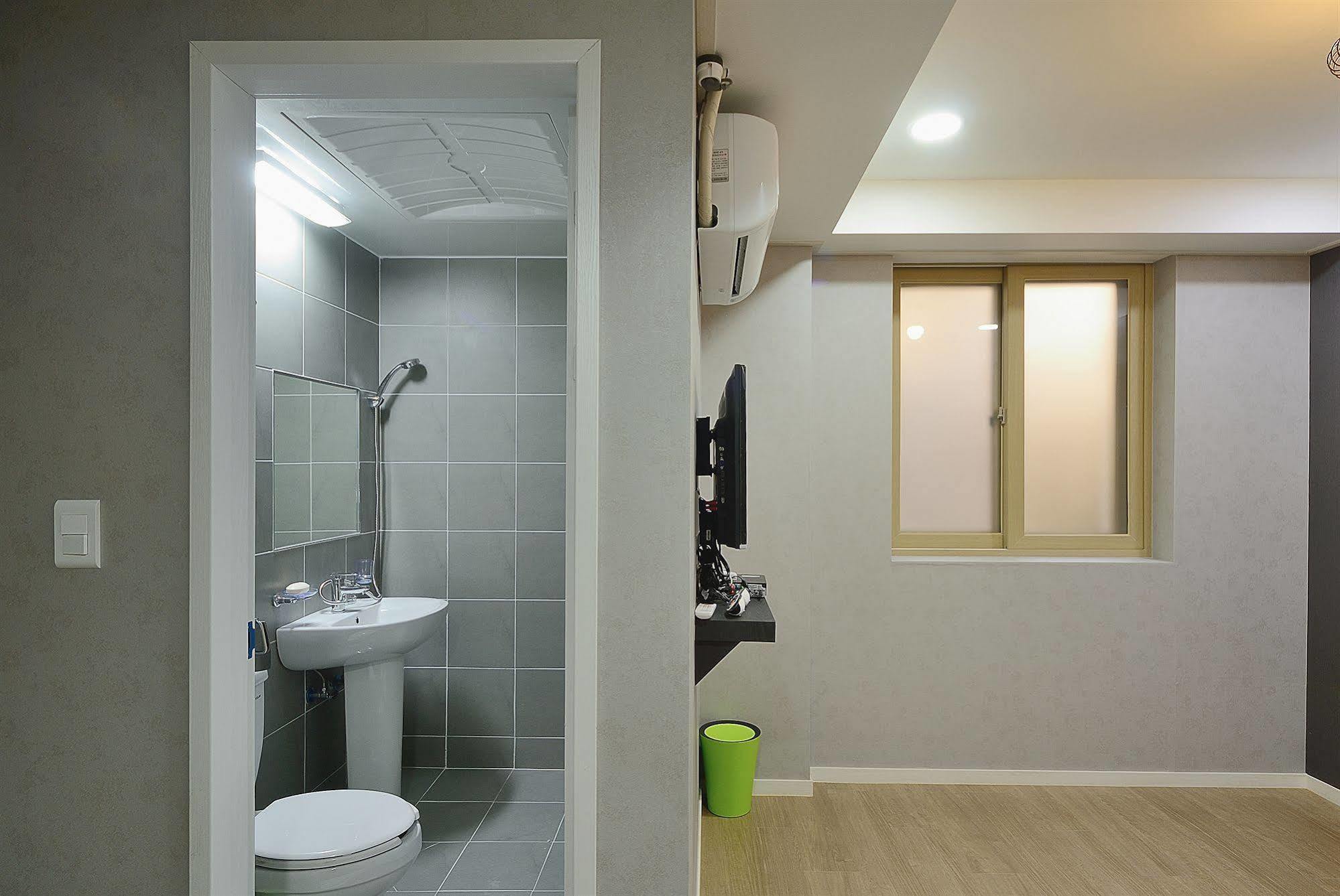 Red Guesthouse Seoul Bagian luar foto