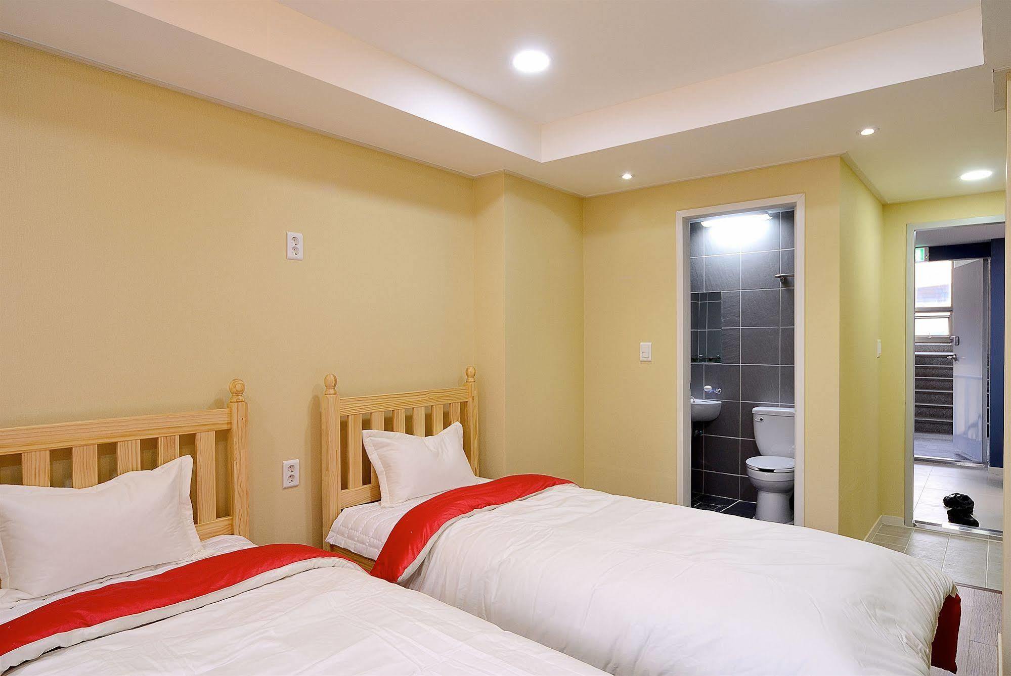 Red Guesthouse Seoul Bagian luar foto
